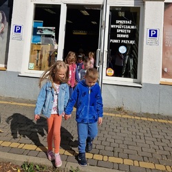 Dzieci wychodzą ze sklepu Anza.jpg