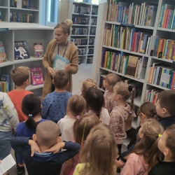 przedszkolaki oglądają regały z książkami.jpg