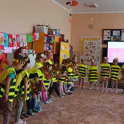 przedszkolaki stoja przebrane za pszczółki i recytują wiersz.jpg