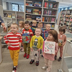 Dzieci stoją i pokazują książki.jpg