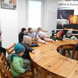 Dzieci słuchają o układzie planetarnym.jpeg