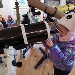 Dziewczynka obserwuje przez teleskop.jpeg