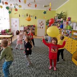 Dzieci bawią się balonami.jpg