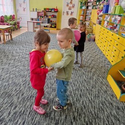 Dzieci tańczą z balonem .jpg