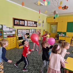 Dzieci podrzucają balony przy muzyce.jpg
