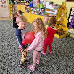 Dzieci tańczą z balonami w rytm muzyki.jpg