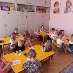przedszkolaki przy stolikach kolorują obrazki.jpg