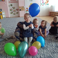 dziewczynka z balonami pośród dzieci.jpg