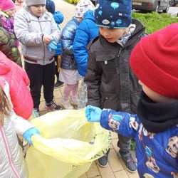 Dzieci wrzycają do żółtego worka znalezione śmieci..jpg