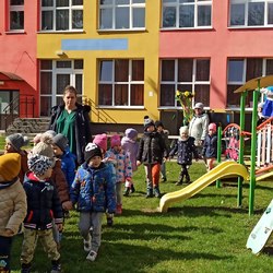 dzieci z paniami na ogrodzie przedszkolnym.jpg