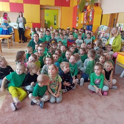 grupa przedszkolaków z paniami w zielonych ubraniach.jpg