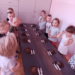 przedszkolaki przy stolikach podczas robienia doświadczenia.jpg