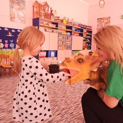 dziewczynka dotyka dinozaura.jpg