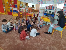 przedszkolaki w skupieniu słuchają bajki.jpg