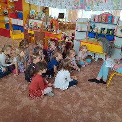 przedszkolaki w skupieniu słuchają bajki_.jpg