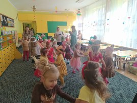 dzieci tańczą w rytm muzyki.jpg