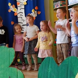 przedszkolaki śpiewają stojąc w rzędzie.jpg