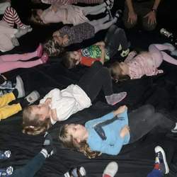 przedszkolaki leżą na podłodze.jpeg