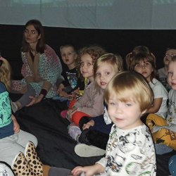dzieci siedzą na podłodze w prznośnym planetarium.jpg