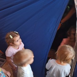 dzieci wchodzą do namiotu.jpg