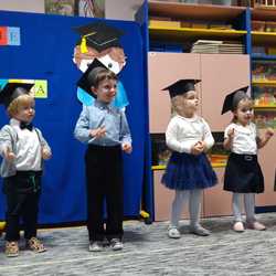 przedszkolaki śpiewaja podczs występu.jpg
