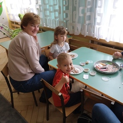 przedszkolaki i mama przy stoliku.jpg
