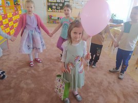 dziewczynka stoi z balonikiem.jpg