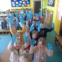 przedszkolaki zakładają rękawiczki.jpg