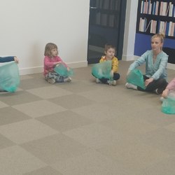 dzieci bawią się na dywanie foliowym woreczkiem.jpg