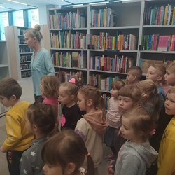 przedszkolaki oglądają regały z książkami.jpg