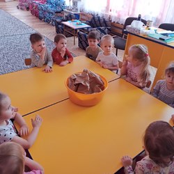 przedszkolaki przy stoliku.jpg