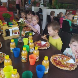 przedszkolaki jedzą pizzę (1).jpg