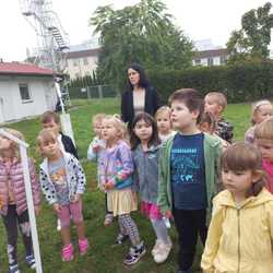 przedszkolaki stoją przed klatką meteorologiczną.jpg
