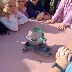 dzieci obserwują działanie heliografu.jpg