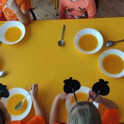 dzieci jedzą zupę dyniową.jpeg