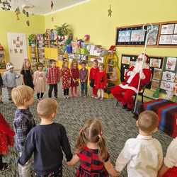 Dzieci śpiewają Mikołajowi.jpeg