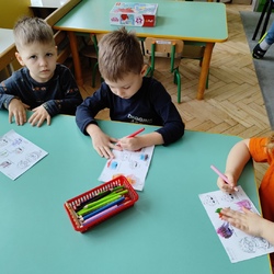 Przedszkolaki kolorują babeczki artykulacyjne.jpg