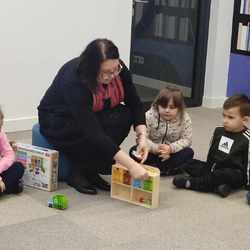 kobieta pokazuje dzieciom grę edukacujną Centrum recyklingowe..jpeg