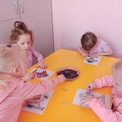 dzieci kolorują przy stoliku.jpg