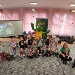 grupa przedszkolaków z maskotką dinozaurem_.jpg