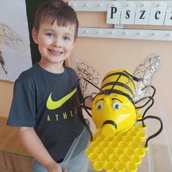 chłopiec z pszczołą wykonanaą z odpadów.jpg