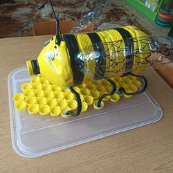 pszczoła z butelki po wodzie.jpg