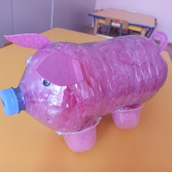 różowa świnka z butelki po wodzie.jpg