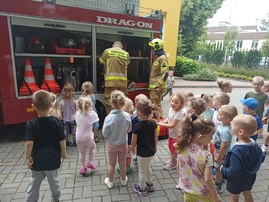 strażacy prezentują dzieciom sprzęt strażacki.jpg